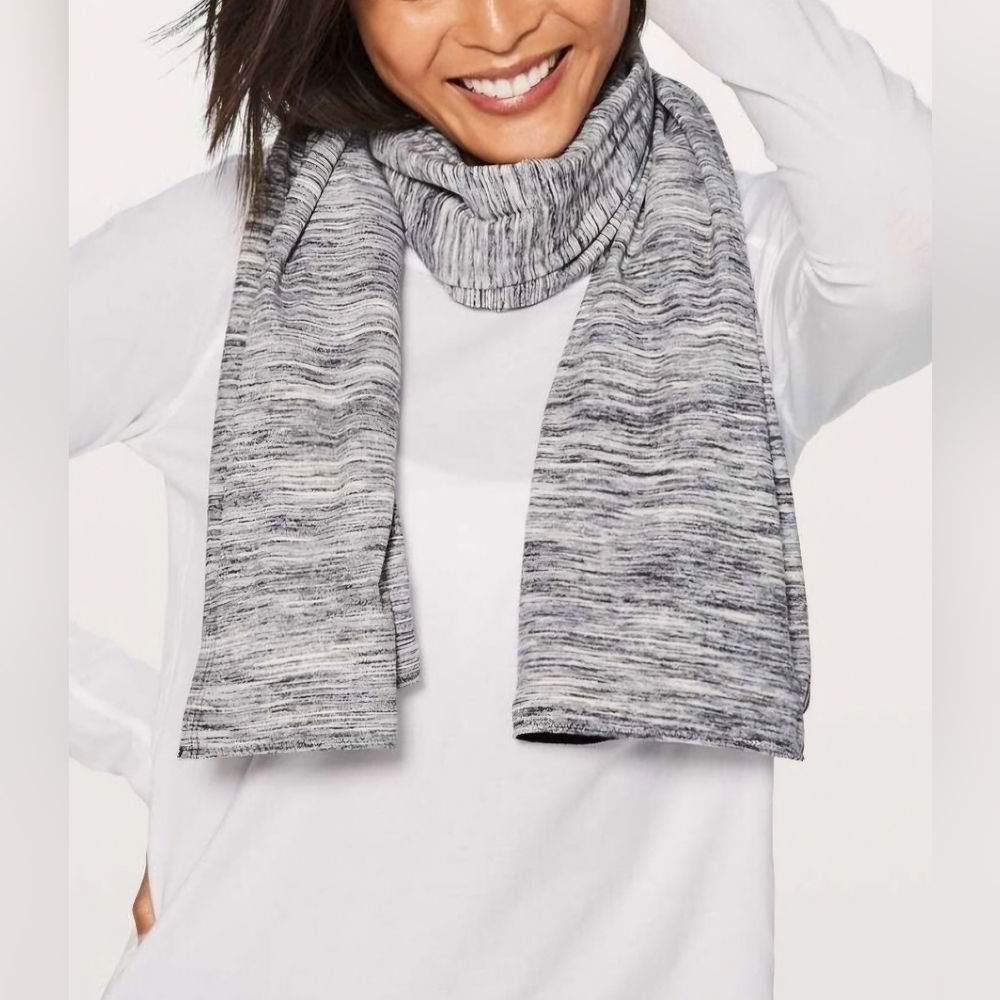 Lululemon Vinyasa Scarf Gray Black White Circle Snap Wrap